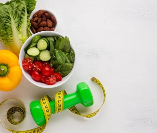 Günümüzde sağlıklı yaşam ve beslenme trendleri arasında ay takvimiyle uyumlu diyetler ön plana çıkıyor. Ayın evreleri, vücudun metabolizmasını ve enerji kullanımını etkileyebiliyor. Bu nedenle bazı uzmanlar, ay takvimine göre diyet uygulamanın hem kilo kontrolü hem de genel sağlık açısından faydalı olabileceğini belirtiyor. Özellikle yeni ay ve dolunay dönemlerinde vücudun sıvı dengesi ve toksin atılımı hızlanabiliyor. Bu süreçte beslenme planını buna göre ayarlamak, enerji seviyesini yükseltebilir ve metabolizmayı destekleyebilir. Konulu bir haber görseli.