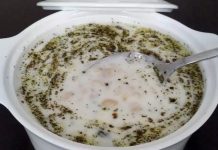 Ayran aşı, geleneksel Türk mutfağının en sevilen ve serinleten tariflerinden biri olarak öne çıkıyor. Özellikle yaz aylarında sofraları süsleyen bu yoğurt bazlı çorba, hem hafif hem besleyici bir seçenek olarak dikkat çekiyor. Ayran aşı, ferahlatıcı özelliği sayesinde sıcak havalarda hem öğle yemeklerinde hem de akşam sofralarında tercih ediliyor. Taze yeşillikler ve baharatlarla hazırlanan bu tarif, hem sağlıklı hem de doyurucu bir lezzet sunuyor. Konulu bir haber görseli.