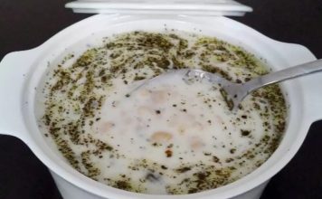 Ayran Aşı Yaz Sofralarının Ferahlatıcı Lezzeti Ayran aşı, geleneksel Türk mutfağının en sevilen ve serinleten tariflerinden biri olarak öne çıkıyor. Özellikle yaz aylarında sofraları süsleyen bu yoğurt bazlı çorba, hem hafif hem besleyici bir seçenek olarak dikkat çekiyor. Ayran aşı, ferahlatıcı özelliği sayesinde sıcak havalarda hem öğle yemeklerinde hem de akşam sofralarında tercih ediliyor. Taze yeşillikler ve baharatlarla hazırlanan bu tarif, hem sağlıklı hem de doyurucu bir lezzet sunuyor. Konulu bir haber görseli.