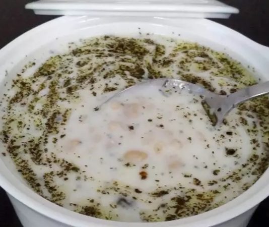 Ayran aşı, geleneksel Türk mutfağının en sevilen ve serinleten tariflerinden biri olarak öne çıkıyor. Özellikle yaz aylarında sofraları süsleyen bu yoğurt bazlı çorba, hem hafif hem besleyici bir seçenek olarak dikkat çekiyor. Ayran aşı, ferahlatıcı özelliği sayesinde sıcak havalarda hem öğle yemeklerinde hem de akşam sofralarında tercih ediliyor. Taze yeşillikler ve baharatlarla hazırlanan bu tarif, hem sağlıklı hem de doyurucu bir lezzet sunuyor. Konulu bir haber görseli.