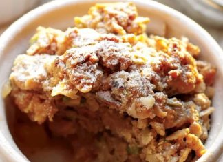 Ayvalı Crumble Mevsimsel Lezzeti Ve Sıcak Dokusu İle Tatlı Sofralarına Yeni Bir Soluk Getiriyor Son yıllarda ev mutfağından kafe menülerine kadar geniş bir alanda kendine yer bulan ayvalı crumble, klasik tatlı anlayışını modern dokunuşlarla birleştiren özel tarifler arasında gösteriliyor. Ayvanın kendine özgü aroması ile crumble hamurunun gevrek yapısı bir araya geldiğinde ortaya hem dengeli hem de karakterli bir tatlı çıkıyor. Özellikle sonbahar ve kış aylarında tercih edilen bu tatlı, mevsimsel lezzet arayanların dikkatini çekiyor. Konulu bir haber görseli.