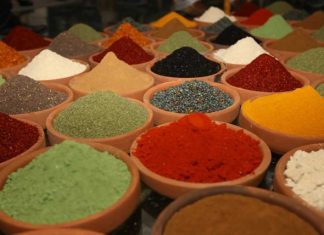 Baharat Kültürü Ve Sofralarda Lezzetin İzleri Baharatlar, tarih boyunca hem yemek kültürü hem de ticaret açısından büyük önem taşımıştır. Farklı coğrafyalarda yetişen baharatlar, sofralara sadece tat ve aroma katmakla kalmaz, aynı zamanda kültürel bir mirasın aktarılmasını sağlar. Özellikle Anadolu ve Orta Doğu mutfaklarında, baharatların kullanımı yüzyıllardır süregelen bir gelenek olarak kabul edilir. Konulu bir haber görseli.