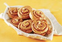 Ballı Çörek Geleneksel Tatlıya Olan İlgi Yeniden Yükselişte Türkiye’nin pek çok bölgesinde uzun yıllardır hazırlanan Ballı Çörek, son dönemlerde hem ev yapımı tariflerin popülerleşmesi hem de doğal tatlı arayışının artmasıyla yeniden gündeme geldi. Özellikle balın doğal içeriği ve çöreğin yumuşak dokusuyla birleşmesi, bu tatlıyı hem sağlıklı seçenekler arasında gösteriyor hem de geleneksel tatlara duyulan özlemi canlandırıyor. Farklı yaş gruplarından geniş bir kesimin ilgi göstermesi, Ballı Çörek’in yeniden yükselişe geçmesine katkı sağlıyor. Konulu bir haber görseli.