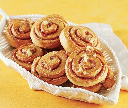 Türkiye’nin pek çok bölgesinde uzun yıllardır hazırlanan Ballı Çörek, son dönemlerde hem ev yapımı tariflerin popülerleşmesi hem de doğal tatlı arayışının artmasıyla yeniden gündeme geldi. Özellikle balın doğal içeriği ve çöreğin yumuşak dokusuyla birleşmesi, bu tatlıyı hem sağlıklı seçenekler arasında gösteriyor hem de geleneksel tatlara duyulan özlemi canlandırıyor. Farklı yaş gruplarından geniş bir kesimin ilgi göstermesi, Ballı Çörek’in yeniden yükselişe geçmesine katkı sağlıyor. Konulu bir haber görseli.