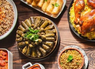 Bayram Sofralarında Buluşan Gelenek Bayram Yemeği Kültürü Bayram yemeği, Türk toplumunda yalnızca bir beslenme ritüeli değil; aile, akrabalık ve paylaşma duygularının en yoğun biçimde yaşandığı kültürel bir buluşma alanıdır. Dini bayramların vazgeçilmez unsurlarından biri olan bu sofralar, uzun hazırlık süreçleri ve kuşaklar arası aktarılan geleneklerle şekillenir. Bayram yemeği, gündelik yemek düzeninden farklı olarak anlam yüklü bir birlikteliği temsil eder ve toplumsal hafızada güçlü bir yer tutar. Konulu bir haber görseli.