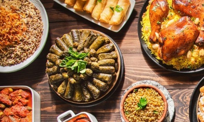 Bayram yemeği, Türk toplumunda yalnızca bir beslenme ritüeli değil; aile, akrabalık ve paylaşma duygularının en yoğun biçimde yaşandığı kültürel bir buluşma alanıdır. Dini bayramların vazgeçilmez unsurlarından biri olan bu sofralar, uzun hazırlık süreçleri ve kuşaklar arası aktarılan geleneklerle şekillenir. Bayram yemeği, gündelik yemek düzeninden farklı olarak anlam yüklü bir birlikteliği temsil eder ve toplumsal hafızada güçlü bir yer tutar. Konulu bir haber görseli.