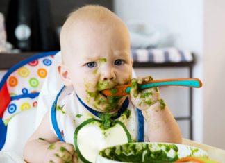 Bebek Beslenmesi Sağlıklı Büyümenin Temel Taşı Bebeklik dönemi, insan yaşamının en hızlı büyüme ve gelişme evresidir. Bu süreçte uygulanan bebek beslenmesi, yalnızca fiziksel gelişimi değil, bağışıklık sistemi, zihinsel kapasite ve ilerleyen yaşlardaki beslenme alışkanlıklarını da doğrudan etkiler. Bu nedenle ilk aylardan itibaren doğru planlanan bebek beslenmesi, uzun vadeli sağlık açısından büyük önem taşır. Konulu bir haber görseli.