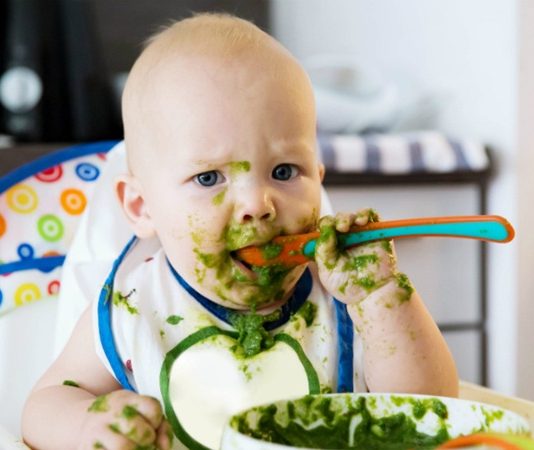 Bebeklik dönemi, insan yaşamının en hızlı büyüme ve gelişme evresidir. Bu süreçte uygulanan bebek beslenmesi, yalnızca fiziksel gelişimi değil, bağışıklık sistemi, zihinsel kapasite ve ilerleyen yaşlardaki beslenme alışkanlıklarını da doğrudan etkiler. Bu nedenle ilk aylardan itibaren doğru planlanan bebek beslenmesi, uzun vadeli sağlık açısından büyük önem taşır. Konulu bir haber görseli.