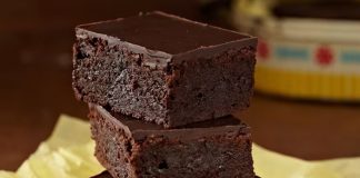 Brownie, yıllardır tatlı dünyasında popülerliğini koruyan, çikolatanın en yoğun halini sunan klasik bir hamur işi olarak biliniyor. Amerika’da doğan bu tatlı, bugün Türkiye’de de kahve menülerinin vazgeçilmezlerinden biri haline geldi. Hem evlerde hem kafelerde sıkça tercih edilen bu tatlının hikâyesi, aslında çikolatanın büyüleyici dünyasına olan ilginin bir yansıması. Son zamanlarda özellikle sosyal medya tariflerinin de yaygınlaşmasıyla birlikte, brownie yapımı ev mutfaklarında daha da popüler hale gelmiş durumda. Konulu bir haber görseli.