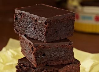 Brownie Lezzetinin Zamansız Serüveni ve Tatlı Dünyasındaki Yeri Brownie, yıllardır tatlı dünyasında popülerliğini koruyan, çikolatanın en yoğun halini sunan klasik bir hamur işi olarak biliniyor. Amerika’da doğan bu tatlı, bugün Türkiye’de de kahve menülerinin vazgeçilmezlerinden biri haline geldi. Hem evlerde hem kafelerde sıkça tercih edilen bu tatlının hikâyesi, aslında çikolatanın büyüleyici dünyasına olan ilginin bir yansıması. Son zamanlarda özellikle sosyal medya tariflerinin de yaygınlaşmasıyla birlikte, brownie yapımı ev mutfaklarında daha da popüler hale gelmiş durumda. Konulu bir haber görseli.