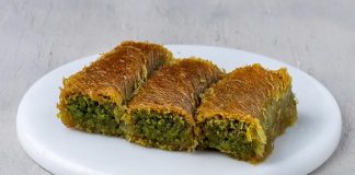 Burma Kadayıf Türkiye’nin En Sevilen Şerbetli Tatlılarından Biri Olmaya Devam Ediyor Türkiye’nin gastronomik mirasında özel bir yere sahip olan burma kadayıf, şerbetli tatlı çeşitleri arasında hem görünümü hem de lezzetiyle dikkat çekiyor. Yalnızca özel günlerde değil, artık günlük tüketim alışkanlıklarında bile sıkça tercih edilen bu tatlı, son yıllarda restoran ve pastane menülerinde yeniden popüler hale geldi. Anadolu’nun pek çok şehrinde farklı şekillerle hazırlanabilen burma kadayıf tatlısı, özellikle Gaziantep ve Şanlıurfa gibi bölgelerde ustalıkla yapılmasıyla biliniyor. Konulu bir haber görseli.