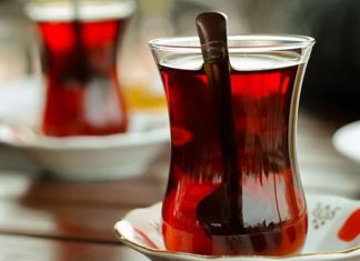 Çay Kültürü Ve Sofralarda Geleneksel Keyif Çay, yüzyıllardır hem yemek kültürü hem de sosyal yaşamın önemli bir parçası olmuştur. İlk olarak Çin’de keşfedilen çay, zamanla Osmanlı topraklarından Avrupa’ya ve tüm dünyaya yayılmıştır. Çay, sadece bir içecek olarak değil, aynı zamanda kültürel bir ritüel ve toplumsal bir gelenek olarak da değer kazanmıştır. Çay kültürü, sohbetlerin, misafir ağırlamanın ve sosyal etkileşimlerin merkezinde yer almıştır. Konulu bir haber görseli.
