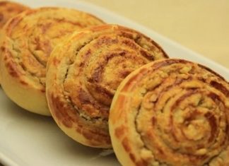 Cevizli Çörek Geleneksel Lezzet Yeniden Popülerlik Kazanıyor Türkiye’nin birçok bölgesinde uzun yıllardır hazırlanan Cevizli Çörek, son dönemde sosyal medyada yayılan yöresel tarif akımıyla birlikte yeniden gündeme geldi. Kahvaltı sofralarının vazgeçilmezi hâline gelen bu geleneksel hamur işi, özellikle ev yapımı lezzetlere olan ilginin artmasıyla daha fazla kişi tarafından keşfedilmeye başladı. Gerek dokusu gerekse cevizli iç harcının aromasıyla dikkat çeken Cevizli Çörek, son aylarda fırınlar, pastaneler ve ev mutfaklarında en çok tercih edilen ürünlerden biri oldu. Gastronomi yazarları ise bu yükselişi, “köklü tariflerin dönüşü” olarak değerlendiriyor. Konulu bir haber görseli.