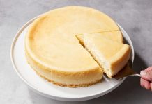 Son yıllarda özellikle kafelerde ve ev yapımı tatlı tariflerinde adını sıkça duymaya başladığımız cheeskake, hem sunumuyla hem de hafif kremamsı yapısıyla büyük bir hayran kitlesi kazanıyor. Dünyanın birçok bölgesinde farklı şekillerde hazırlanan bu tatlı, Türkiye’de özellikle sosyal medyanın etkisiyle popüler hale geldi. Krem peynirle hazırlanan özel dolgusu ve bisküvi tabanıyla kendine özgü bir karakter oluşturan cheeskake tatlısı, meyveli soslarla birleştiğinde çok daha dikkat çekici hale geliyor. Konulu bir haber görseli.