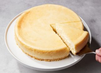 Son yıllarda özellikle kafelerde ve ev yapımı tatlı tariflerinde adını sıkça duymaya başladığımız cheeskake, hem sunumuyla hem de hafif kremamsı yapısıyla büyük bir hayran kitlesi kazanıyor. Dünyanın birçok bölgesinde farklı şekillerde hazırlanan bu tatlı, Türkiye’de özellikle sosyal medyanın etkisiyle popüler hale geldi. Krem peynirle hazırlanan özel dolgusu ve bisküvi tabanıyla kendine özgü bir karakter oluşturan cheeskake tatlısı, meyveli soslarla birleştiğinde çok daha dikkat çekici hale geliyor. Konulu bir haber görseli.