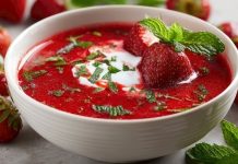 Çilekli soğuk yoğurt çorbası, yaz aylarında sofraların hem hafif hem tatlı ve ferahlatıcı seçeneği olarak öne çıkıyor. Taze çilekler ve yoğurdun birleşimiyle hazırlanan bu çorba, hem lezzeti hem de görselliği ile sofraları süslüyor. Çilekli soğuk yoğurt çorbası, içine eklenen taze nane ve hafif şekerle sofralarda hem aroma hem de renk katıyor. Yaz sofralarında özellikle öğle ve akşam yemeklerinde tercih edilen bu tarif, sağlıklı ve ferahlatıcı bir başlangıç olarak dikkat çekiyor. Konulu bir haber görseli.