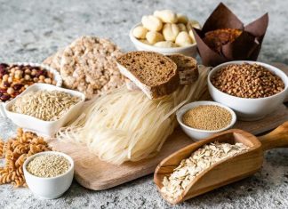 Çölyak hastalığı, gluten içeren gıdaların bağışıklık sistemi tarafından zararlı olarak algılanmasına yol açan otoimmün bir rahatsızlıktır. Bu nedenle çölyak diyeti, gluten içeren buğday, arpa ve çavdar gibi tahılların diyetten çıkarılmasını gerektirir. Diyet, hem hastalığın semptomlarını azaltmak hem de beslenme açısından dengeli bir yaşam sürdürmek için kritik öneme sahiptir. Günümüzde insanlar, sadece sağlık açısından değil, aynı zamanda yaşam kalitesini artırmak için de bilinçli bir şekilde glutensiz beslenmeye yöneliyor. Konulu bir haber görseli.