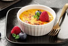 Fransız mutfağının en özel tatlılarından biri olan creme brulee, son yıllarda dünya genelinde yeniden popülerlik kazanmaya başladı. Özellikle gurme restoranlarda ve butik kafelerde sıklıkla karşılaşılan bu tatlı, ince ve kırılgan karamel tabakasıyla hem ağızda bıraktığı yanık şeker aroması hem de altındaki kremsi doku sayesinde tatlı severlerin vazgeçilmezleri arasında yer alıyor. Geleneksel reçetesiyle uzun yıllardır bilinen bu tatlı, modern sunum teknikleri sayesinde giderek daha geniş bir kitleye ulaşıyor. Konulu bir haber görseli.