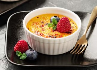 Creme Brulee Lezzetine Artan İlgi Fransız Tatlısı Yeniden Yükselişte Fransız mutfağının en özel tatlılarından biri olan creme brulee, son yıllarda dünya genelinde yeniden popülerlik kazanmaya başladı. Özellikle gurme restoranlarda ve butik kafelerde sıklıkla karşılaşılan bu tatlı, ince ve kırılgan karamel tabakasıyla hem ağızda bıraktığı yanık şeker aroması hem de altındaki kremsi doku sayesinde tatlı severlerin vazgeçilmezleri arasında yer alıyor. Geleneksel reçetesiyle uzun yıllardır bilinen bu tatlı, modern sunum teknikleri sayesinde giderek daha geniş bir kitleye ulaşıyor. Konulu bir haber görseli.