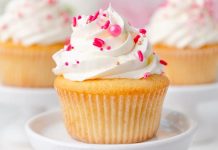 Cupcake, özellikle son yıllarda hem görselliği hem de kişisel porsiyon sunması sayesinde pastacılık dünyasında giderek daha fazla ilgi gören tatlı seçeneklerinden biri haline geldi. Küçük kalıplarda hazırlanması ve çeşitli krema süslemeleriyle sunulması, bu tatlıyı hem özel günlerde hem günlük tüketim için popülerleştiriyor. Renkli görüntüsü sayesinde özellikle çocukların ilgisini çeken cupcake, aynı zamanda yetişkinlerin de kahve molalarının vazgeçilmez tatlıları arasında yer alıyor. Konulu bir haber görseli.