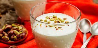 Türk mutfağında sütlü tatlıların ayrı bir yere sahip olduğu bilinir. Fakat bazı tatlılar vardır ki aromasıyla fark yaratır. İşte damla sakızlı muhallebi tam da bu özel tatlardan biri olarak yıllardır sofralarda kendine yer buluyor. Geleneksel tariflerin yeniden değer kazandığı son dönemlerde damla sakızı ile hazırlanan bu muhallebi, hafif dokusu ve benzersiz kokusuyla tatlı severlerin ilgisini yeniden çekmeyi başarıyor. Özellikle yaz aylarında serinletici yapısıyla tercih edilen bu tatlı, aynı zamanda Akdeniz mutfağının da güçlü temsilcileri arasında bulunuyor. Konulu bir haber görseli.