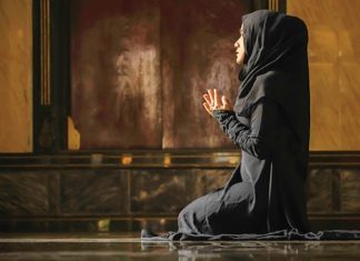 Dini Arınma Diyetleri Ve Ruhsal Sağlığa Katkıları Dini arınma diyeti uygulamaları, tarih boyunca farklı kültürlerde ve inanç sistemlerinde yer bulmuştur. Bu diyetler, sadece beslenme düzenini değiştirmekle kalmaz, aynı zamanda ruhsal ve zihinsel arınmayı destekler. Özellikle oruç ve belirli dönemlerde uygulanan dini diyetler, vücudun toksinlerden arınmasına ve metabolizmanın dengelenmesine yardımcı olur. Bu tür diyetler, bireylerin hem fiziksel hem de ruhsal sağlığını korumasına katkıda bulunur. Konulu bir haber görseli.