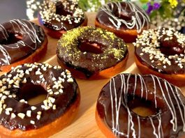 Donut Lezzetinin Yükselişi Dünya Tatlı Trendini Değiştiriyor Dünyanın en sevilen tatlılarından biri olan donut, günümüzde yalnızca klasik şekerli halka formundan ibaret değil. Renkli glazeler, çikolata kaplamalar, meyve aromaları ve hatta tuzlu versiyonlarıyla karşımıza çıkan bu tatlı, hem çocukların hem yetişkinlerin ilgisini çekmeye devam ediyor. Özellikle kafe zincirlerinin yaygınlaşmasıyla birlikte donut tercih eden kitlenin her geçen gün arttığı görülüyor. Görsel sunumdaki çeşitlilik, tatlının sosyal medya platformlarında hızla viral olmasına yardımcı oluyor. Konulu bir haber görseli.