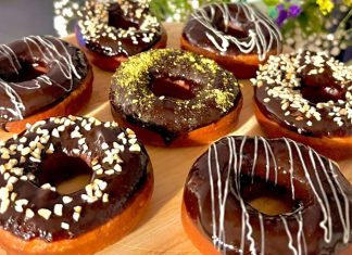 Donut Lezzetinin Yükselişi Dünya Tatlı Trendini Değiştiriyor Dünyanın en sevilen tatlılarından biri olan donut, günümüzde yalnızca klasik şekerli halka formundan ibaret değil. Renkli glazeler, çikolata kaplamalar, meyve aromaları ve hatta tuzlu versiyonlarıyla karşımıza çıkan bu tatlı, hem çocukların hem yetişkinlerin ilgisini çekmeye devam ediyor. Özellikle kafe zincirlerinin yaygınlaşmasıyla birlikte donut tercih eden kitlenin her geçen gün arttığı görülüyor. Görsel sunumdaki çeşitlilik, tatlının sosyal medya platformlarında hızla viral olmasına yardımcı oluyor. Konulu bir haber görseli.