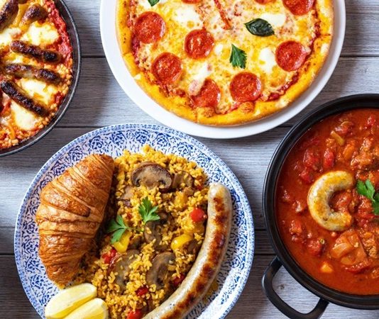 Günümüzde beslenme alışkanlıkları sadece bireysel sağlık açısından değil, çevresel ve toplumsal etkileri açısından da önem kazanıyor. Düşük Tüketim Etik Diyet, hem sağlık hem de etik açıdan bilinçli seçimler yapmayı amaçlayan bir beslenme modelidir. Bu diyet, işlenmiş gıdaların ve hayvansal ürünlerin aşırı tüketimini azaltırken, sürdürülebilir ve çevre dostu ürünlere yönelmeyi teşvik eder. İnsanlar artık sadece kendilerini değil, gezegeni de düşünerek seçim yapma gereği hissediyor. Konulu bir haber görseli.