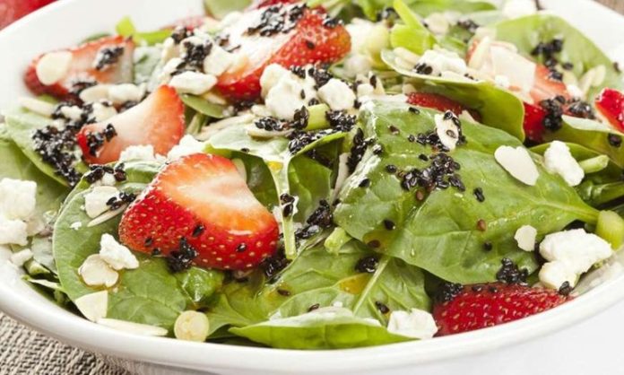 Sağlıklı yaşam arayışı, son yıllarda beslenme alışkanlıklarının yeniden gözden geçirilmesine neden oluyor. Bu dönüşümün önemli başlıklarından biri de düşük yağ yemek anlayışı olarak öne çıkıyor. Özellikle kalp sağlığı, kilo kontrolü ve genel yaşam kalitesini artırma isteği, yağ oranı azaltılmış öğünlere olan ilgiyi artırmış durumda. Geleneksel mutfak alışkanlıklarıyla modern beslenme bilincinin kesiştiği bu noktada, düşük yağlı yemekler daha fazla konuşuluyor. Konulu bir haber görseli.