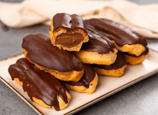 Eclair’in Tatlı Dünyasına Yolculuk Fransa’dan Dünyaya Uzanan Eşsiz Bir Lezzet Fransız pastacılığının dünya mutfağına kazandırdığı en özel tatlardan biri olan eclair, yalnızca görünümüyle değil, ince dokusu ve hafif dolgusu ile de tatlı severlerin vazgeçilmezi olarak gösteriliyor. Günümüzde pek çok pastane menüsünde rastladığımız bu tatlı, aslında aristokrat mutfaklarından çıkıp modern mutfaklara taşınan çok katmanlı bir tarihe sahip. Özellikle çikolata kaplaması ve iç dolgusu ile bilinen eclair, Avrupa’da uzun yıllardır tüketilen bir tatlı olmakla birlikte, son yıllarda Türkiye’de de giderek daha fazla tercih edilmeye başladı. Pastacılığın gelişimi ile beraber farklı dolgular, farklı çikolata türleri ve daha çeşitli glazürlerle sunulan bu tatlı, gastronomik açıdan ciddi bir çeşitliliğin de öncüsü haline geldi. Konulu bir haber görseli.
