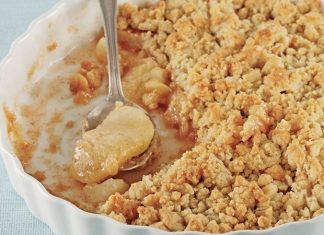 Elmalı Crumble Tatlısı Sonbaharın En Popüler Tatlarından Oldu Elmalı crumble, son dönemlerde sadece evlerde değil kafe ve restoran menülerinde de hızla yer bulmaya başladı. Hem ev yapımı tatlıların nostaljik havasını yaşatması hem de pratik hazırlanması sayesinde özellikle sonbahar ve kış aylarında yoğun ilgi görüyor. Uzmanlara göre elmalı crumble tatlısının bu kadar popüler olmasının nedeni, elmanın doğal aromasıyla tereyağı ve hamurun birleşiminin dengeli bir tat ortaya çıkarması. Konulu bir haber görseli.
