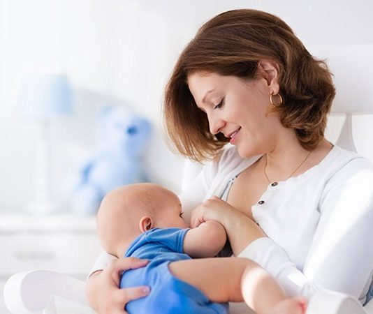 Doğum sonrası dönem, hem anne hem de bebek için son derece hassas bir süreçtir. Bu dönemde uygulanan emziren anne diyeti, yalnızca annenin toparlanmasını değil, bebeğin sağlıklı gelişimini de doğrudan etkiler. Anne sütü, bebeğin ilk aylarındaki en önemli besin kaynağıdır ve sütün kalitesi büyük ölçüde annenin beslenme düzeniyle ilişkilidir. Bu nedenle emziren anne diyeti, bilinçli ve dengeli bir yaklaşımla ele alınmalıdır. Konulu bir haber görseli.