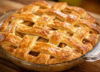Eşsiz Bir Tatlı Deneyimi Apple Pie Lezzeti Manzarayı Değiştiriyor Apple Pie, dünya genelinde tanınan ve özellikle Amerika mutfağıyla özdeşleşmiş olsa da, bugün pek çok ülkede farklı dokunuşlarla yeniden yorumlanan bir tatlı olarak karşımıza çıkıyor. Ev yapımı tatlı kültürünün en özel örneklerinden biri olarak kabul edilen Apple Pie, hem malzeme çeşitliliği hem de hikâyesiyle damaklarda derin bir iz bırakmayı sürdürüyor. Türkiye’de de son yıllarda popülerliği artan bu tatlı, özellikle soğuk havalarda sıcak servis edilmesiyle öne çıkıyor. Tarçın kokusunun evin her yerine yayılmasıyla birlikte tatlı yapmanın keyfi bambaşka bir hale gelirken, Apple Pie sadece bir lezzet değil, aynı zamanda nostaljik bir deneyim sunuyor.