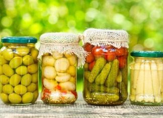 Evlerden Sofralara Uzanan Konserveleme Geleneği Anadolu mutfak kültürünün en köklü alışkanlıklarından biri olan konserveleme geleneği, geçmişten günümüze uzanan güçlü bir birikimi temsil eder. Mevsiminde bol bulunan ürünlerin daha sonra tüketilmek üzere saklanması fikri, hem ihtiyaçtan hem de doğayla uyumlu yaşam anlayışından doğmuştur. Konserveleme, yalnızca bir saklama yöntemi değil; sabır, emek ve planlamanın birleştiği kültürel bir süreçtir. Konulu bir haber görseli.