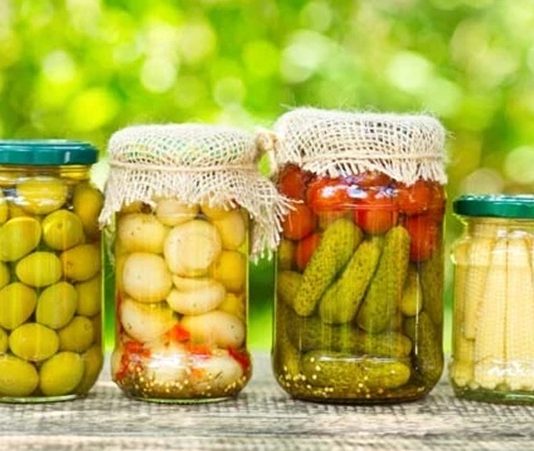 Anadolu mutfak kültürünün en köklü alışkanlıklarından biri olan konserveleme geleneği, geçmişten günümüze uzanan güçlü bir birikimi temsil eder. Mevsiminde bol bulunan ürünlerin daha sonra tüketilmek üzere saklanması fikri, hem ihtiyaçtan hem de doğayla uyumlu yaşam anlayışından doğmuştur. Konserveleme, yalnızca bir saklama yöntemi değil; sabır, emek ve planlamanın birleştiği kültürel bir süreçtir. Konulu bir haber görseli.