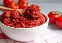 Türk mutfağının temel taşlarından biri olan salça yapımı, sadece bir mutfak hazırlığı değil, aynı zamanda köklü bir kültürün yaşatılması anlamına gelir. Sofralarda yer alan pek çok yemeğin lezzetini belirleyen salça, özellikle ev yapımı olduğunda ayrı bir değer kazanır. Yaz aylarının sonlarına doğru başlayan bu telaşlı ama bir o kadar da keyifli süreç, nesiller boyunca aktarılan bir alışkanlık olarak bugün hâlâ canlılığını korur. Konulu bir haber görseli.