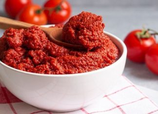Evlerin Vazgeçilmez Lezzeti Salça Yapımı Türk mutfağının temel taşlarından biri olan salça yapımı, sadece bir mutfak hazırlığı değil, aynı zamanda köklü bir kültürün yaşatılması anlamına gelir. Sofralarda yer alan pek çok yemeğin lezzetini belirleyen salça, özellikle ev yapımı olduğunda ayrı bir değer kazanır. Yaz aylarının sonlarına doğru başlayan bu telaşlı ama bir o kadar da keyifli süreç, nesiller boyunca aktarılan bir alışkanlık olarak bugün hâlâ canlılığını korur. Konulu bir haber görseli.