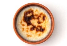 Türk mutfağının en sevilen sütlü tatlılarından biri olan fırın sütlaç, son dönemde hem ev yapımı tariflerde hem de pastanelerin vitrinlerinde yeniden popülerlik kazandı. Özellikle hafif yapısı, sütlü dokusu ve kendine özgü kızarmış yüzeyiyle damaklarda iz bırakan fırın sütlaç, geleneksel lezzetlere yönelen tüketicilerin ilgisini her geçen gün artırıyor. Sadece özel günlerde değil, günlük menülerin de vazgeçilmez tamamlayıcısı haline gelen tatlı, pek çok kişi tarafından hem nostaljik hem de modern bir tat olarak tanımlanıyor. Konulu bir haber görseli.