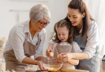 Türk mutfağının en güçlü taşıyıcılarından biri hiç şüphesiz büyükannelerin tarifleridir. Nesilden nesile aktarılan bu tarifler, yalnızca yemek yapma bilgisi değil; aynı zamanda kültür, sabır ve sevgi aktarımıdır. Ölçüsüz ama tam kıvamında yapılan yemekler, yazılı defterlerden çok hafızaya kazınmış lezzetler olarak bugüne ulaşır. Bir yemeğin “anne eli” ya da “nine eli” tadında olması ifadesi, aslında bu köklü geleneğin dildeki karşılığıdır. Konulu bir haber görseli.