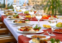 Toplumların en eski ve en canlı ritüellerinden biri olan düğünler, yalnızca iki insanın hayatını birleştirdiği törenler değil, aynı zamanda kültürel sürekliliğin ve toplumsal birlikteliğin sahnelendiği özel anlar olarak kabul edilir. Bu törenlerin merkezinde yer alan Düğün Yemeği, paylaşmanın, bereketin ve misafirperverliğin güçlü bir simgesi olarak öne çıkar. Türkiye’de düğün sofraları, yüzyıllardır farklı coğrafyaların, iklimlerin ve geleneklerin etkisiyle zenginleşmiş; her bölgede kendine özgü bir kimlik kazanmıştır. Konulu bir haber görseli.