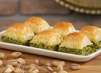Geleneksel Lezzet Baklavanın Yükselen Popülaritesi ve Modern Dokunuşlarla Yeniden Şekillenen Yolculuğu Türkiye’nin en özel tatlılarından biri olan baklava, yüzyıllar boyunca hem coğrafyalara hem de kültürlere yayılan zengin bir mirasa sahip. Orta Asya’dan Anadolu’ya uzanan serüveniyle bugün dünyanın dört bir yanında tanınan bir lezzet hâline gelen baklava, Osmanlı mutfağından itibaren saray sofralarının vazgeçilmez tatlısı olarak kayıt altına alınmıştır. Bu süreçte tatlının yapım teknikleri geliştirilmiş, farklı yörelerde kendine has çeşitleri ortaya çıkmıştır. Gaziantep baklavası, bu tarihsel yolculukta en çok bilinen ve coğrafi işaret tesciline sahip örneklerden biridir. Konulu bir haber görseli.