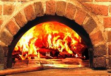 Anadolu mutfağının vazgeçilmez unsurlarından biri olan Taş Fırın, yalnızca bir pişirme aracı değil, yüzyıllardır süregelen bir kültürün taşıyıcısıdır. Ateşle taşın uyumundan doğan bu yöntem, ekmekten pideye, et yemeklerinden hamur işlerine kadar pek çok lezzetin karakterini belirler. Modern fırın teknolojileri gelişmiş olsa da Taş Fırın, verdiği aroma ve doku sayesinde hâlâ ayrıcalıklı bir yere sahiptir. Konulu bir haber görseli.