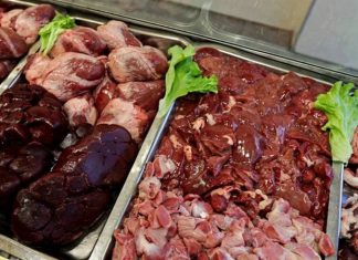 Gelenekten Günümüze Uzanan Sofraların Cesur Yüzü Sakatat Kültürü Sakatat kültürü, mutfak tarihinin en eski ve en karakteristik alanlarından birini temsil eder. Hayvanın yalnızca etinin değil, neredeyse her parçasının değerlendirilmesine dayanan bu anlayış, hem ekonomik hem de kültürel bir birikimin sonucudur. Sakatat kültürü, kıtlık dönemlerinden bolluk zamanlarına kadar farklı koşullarda şekillenmiş, toplumların hayatta kalma refleksiyle damak zevkini birleştiren güçlü bir mutfak pratiği olarak varlığını sürdürmüştür. Konulu bir haber görseli.