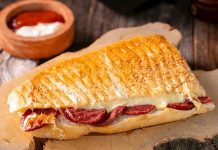 Üniversite hayatı, gençler için yalnızca akademik bir yolculuk değil; aynı zamanda sorumluluk almayı, bütçe yönetimini ve birlikte yaşamayı öğrenme sürecidir. Bu sürecin en belirgin alanlarından biri mutfaktır. öğrenci ev yemekleri, hem ekonomik koşulların zorlayıcı etkisine karşı bir çözüm hem de sosyal bağları güçlendiren bir alışkanlık olarak öne çıkar. Kısıtlı bütçelerle hazırlanan bu yemekler, gençlerin yaratıcılığını ve dayanışma ruhunu yansıtırken, aynı zamanda ev sıcaklığını da hissettirir. Konulu bir haber görseli.