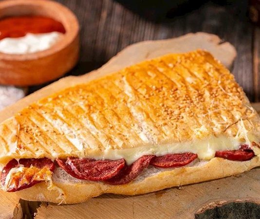 Üniversite hayatı, gençler için yalnızca akademik bir yolculuk değil; aynı zamanda sorumluluk almayı, bütçe yönetimini ve birlikte yaşamayı öğrenme sürecidir. Bu sürecin en belirgin alanlarından biri mutfaktır. öğrenci ev yemekleri, hem ekonomik koşulların zorlayıcı etkisine karşı bir çözüm hem de sosyal bağları güçlendiren bir alışkanlık olarak öne çıkar. Kısıtlı bütçelerle hazırlanan bu yemekler, gençlerin yaratıcılığını ve dayanışma ruhunu yansıtırken, aynı zamanda ev sıcaklığını da hissettirir. Konulu bir haber görseli.