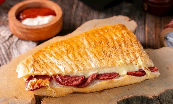 Üniversite hayatı, gençler için yalnızca akademik bir yolculuk değil; aynı zamanda sorumluluk almayı, bütçe yönetimini ve birlikte yaşamayı öğrenme sürecidir. Bu sürecin en belirgin alanlarından biri mutfaktır. öğrenci ev yemekleri, hem ekonomik koşulların zorlayıcı etkisine karşı bir çözüm hem de sosyal bağları güçlendiren bir alışkanlık olarak öne çıkar. Kısıtlı bütçelerle hazırlanan bu yemekler, gençlerin yaratıcılığını ve dayanışma ruhunu yansıtırken, aynı zamanda ev sıcaklığını da hissettirir. Konulu bir haber görseli.