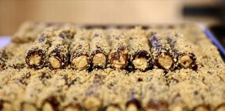 Giresun Fındıklı Pestil Sarma Lezzeti Türkiye’nin Yeni Gözdesi Oldu Karadeniz’in bereketli topraklarında yetişen fındığın ünü artık sadece çikolata ve tatlılarda değil, geleneksel lezzetlerde de kendini göstermeye devam ediyor. Özellikle Giresun fındıklı pestil sarma, son yıllarda hem yerel halkın hem de gastronomi tutkunlarının dikkatini çeken özel tatlar arasında yer alıyor. Doğal meyve pestilinin ince bir yaprak gibi hazırlanıp içine iri kıyım fındıkların doldurulmasıyla elde edilen bu tatlı, hem besleyici hem de oldukça hafif bir seçenek sunuyor. Üstelik bu lezzet, Giresun’un kültürel mirasını yansıtan en özel ürünlerden biri olarak öne çıkıyor. Tatlı severlerin yoğun ilgisi ise Giresun fındıklı pestil sarma üretiminin yaygınlaşmasına ve Türkiye genelinde daha fazla bilinirlik kazanmasına katkı sağlıyor. Konulu bir haber görseli.