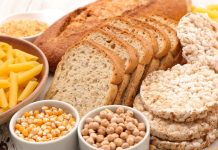 Glutensiz Yemeklerle Beslenme Alışkanlıkları Değişiyor Ve Yeni Bir Denge Arayışı Öne Çıkıyor Son yıllarda beslenme dünyasında dikkat çeken değişimlerden biri de glutensiz yemek anlayışının giderek daha fazla konuşulması oluyor. Önceleri yalnızca belirli sağlık sorunlarıyla ilişkilendirilen glutensiz beslenme, günümüzde daha geniş bir kitle tarafından tercih edilmeye başlanmış durumda. İnsanlar artık yalnızca ne yediklerini değil, tükettikleri gıdaların içeriklerini ve vücutları üzerindeki etkilerini daha fazla sorguluyor. Bu sorgulama süreci, glutensiz mutfağı modern beslenme trendlerinin merkezine taşıyor. Konulu bir haber görseli.
