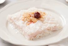 Güllaç, Türk mutfağının en zarif ve hafif tatlılarından biri olarak bilinir ve özellikle Ramazan aylarının vazgeçilmez lezzetleri arasında yer alır. Ancak son yıllarda yalnızca Ramazan’da değil, yılın her döneminde tüketilen bir tatlı kimliğine bürünmesiyle yeniden gündeme geliyor. Hem hafifliği hem de sunduğu ferah tat sebebiyle restoranların ve ev mutfaklarının popüler seçeneklerinden biri haline gelen güllaç, geleneksel köklerinden kopmadan modern sunumlarla daha geniş bir kitleye hitap etmeye başladı. Üstelik tatlının hazırlanışındaki sadelik, onu mutfakta pratik lezzet arayanların da favorisinden biri yapmakta. Konulu bir haber görseli.